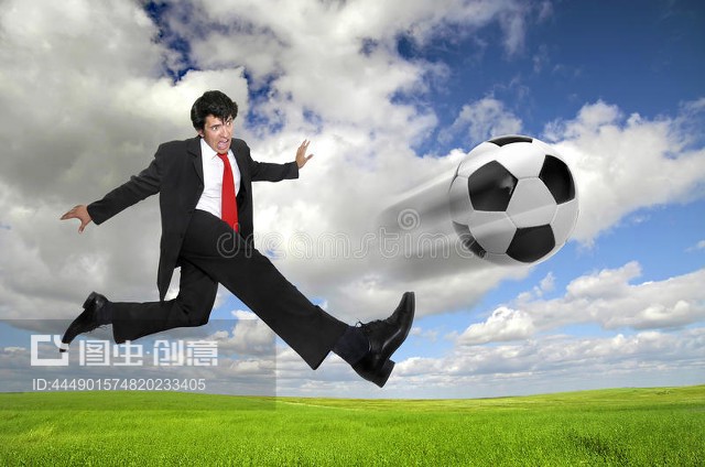 球星飞跃姿势踢足球的图片(球星飞跃姿势踢足球的图片大全)
